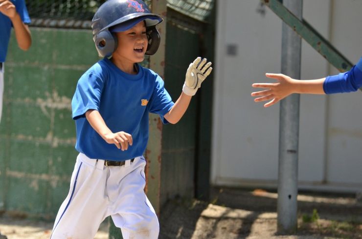 チームで頑張る野球少年