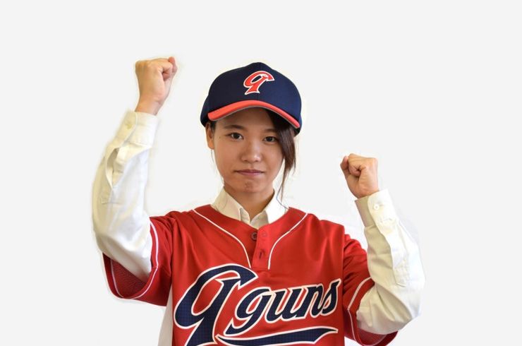 ガッツポーズの女性