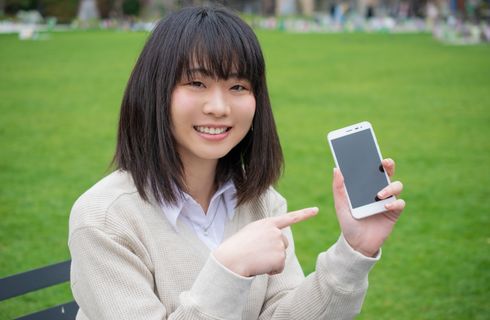 スマホを持つ女性