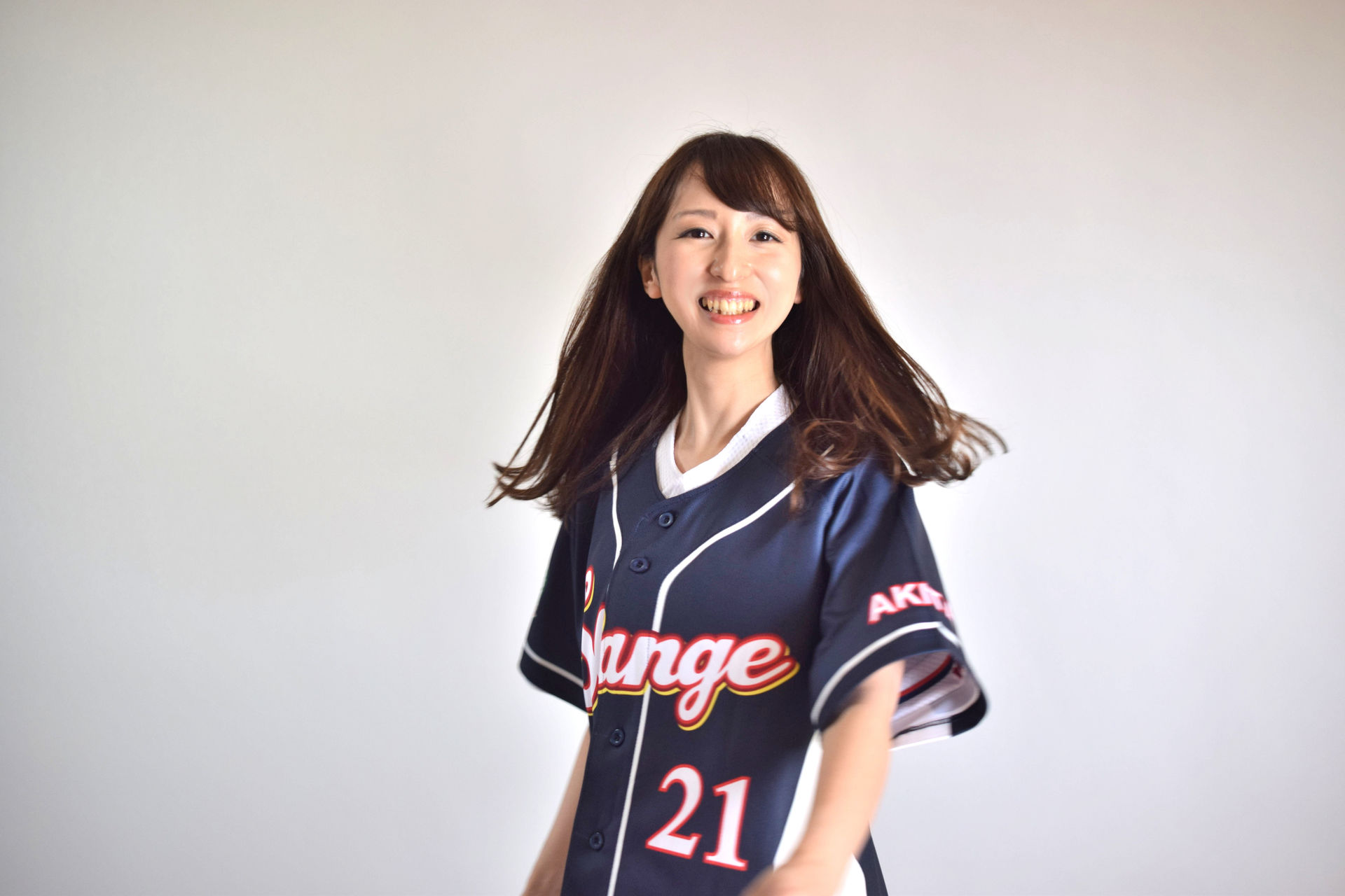 回る女性