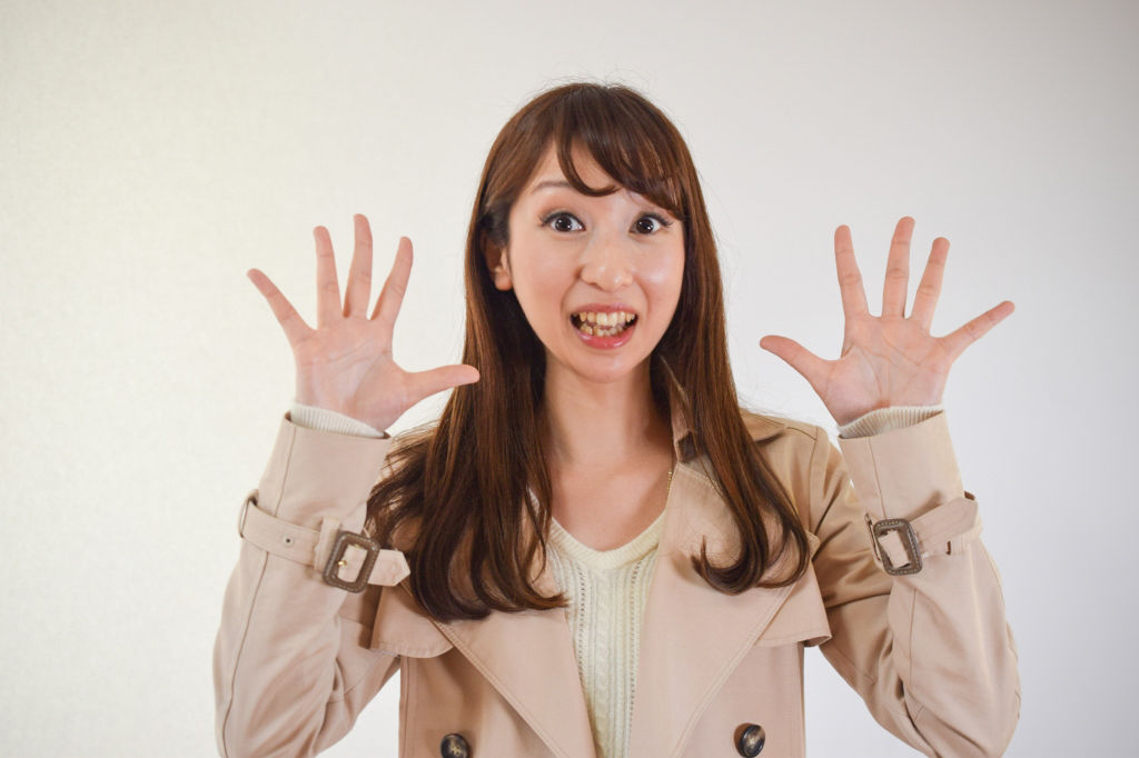 驚く女性