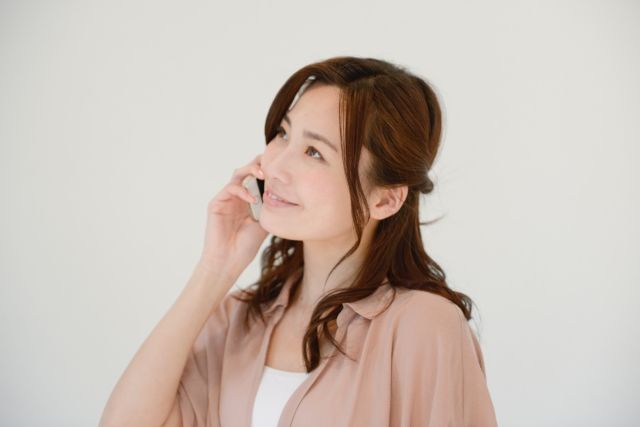 電話する女性